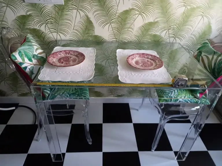 Mesas y sillas para decoración de espacios interiores en el hogar