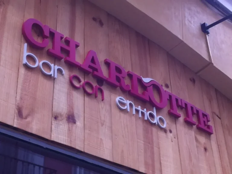 Señalética en vinilo sobre metacrilato