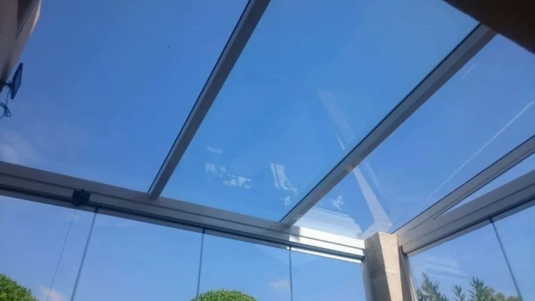 Terraza luminosa protegida con metacrilato