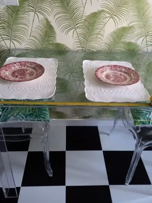 Mesas y sillas para decoración de espacios interiores en el hogar