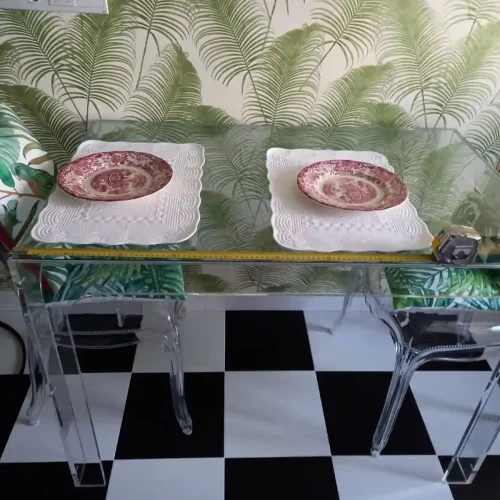 Mesas y sillas para decoración de espacios interiores en el hogar