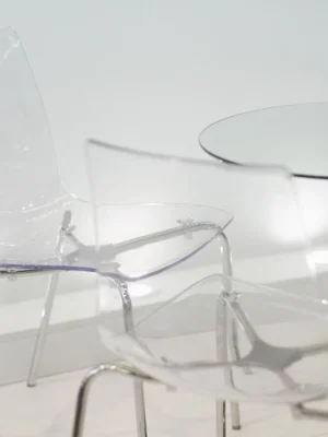 Sillas y mesas en metacrilato para decoración de interiores