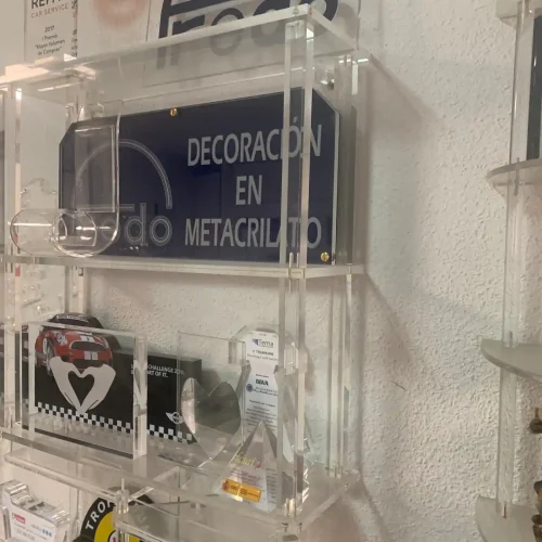 Estantería para decoración de interiores fabricada en metacrilato transparente