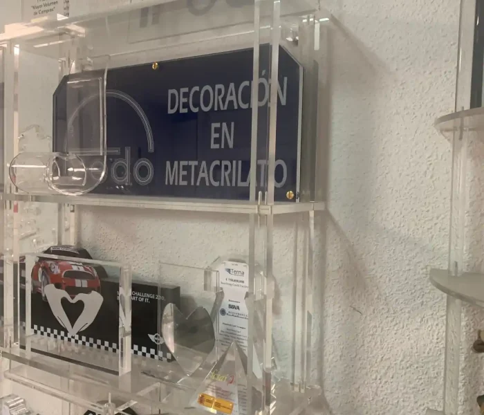 Estantería para decoración de interiores fabricada en metacrilato transparente