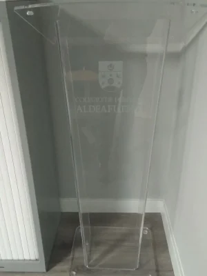 Atril de metacrilato transparente con logo