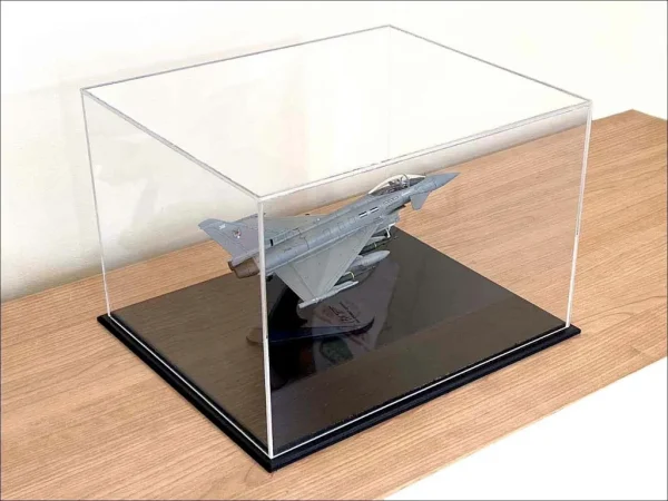 Urna de metacrilato a medida personalizada para proteger maquetas