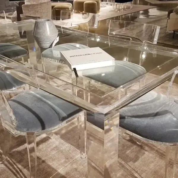 Muebles de metacrilato en salón elegante