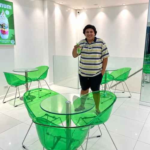 Sillas verdes transparentes en un local de estilo Frutiger Aero