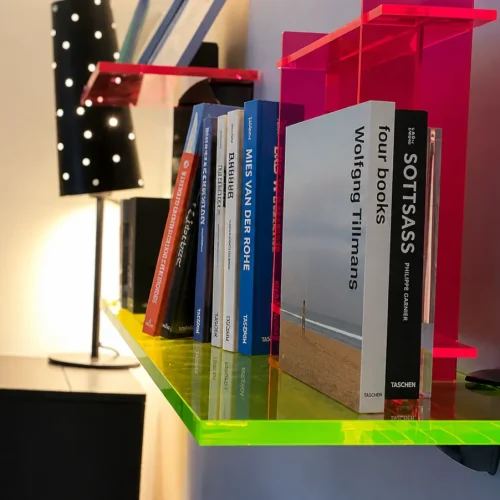 Estantería de metacrilato fluorescente en rosa y verde