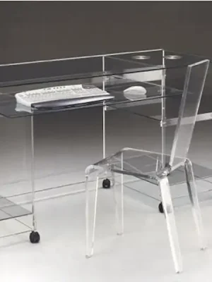 Escritorio y sillas en metacrilato para oficinas y despachos