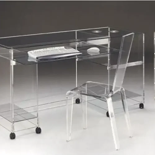 Escritorio y sillas en metacrilato para oficinas y despachos