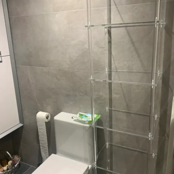 Estantería de metacrilato en baño moderno