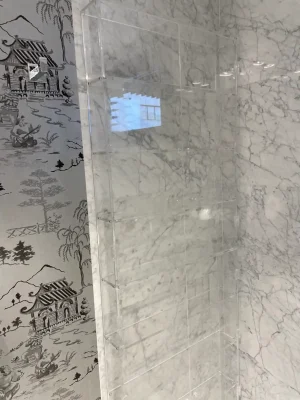 Estantería de metacrilato a medida para duchas