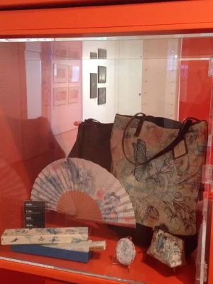 Escaparates y expositores en metacrilato con cerradura