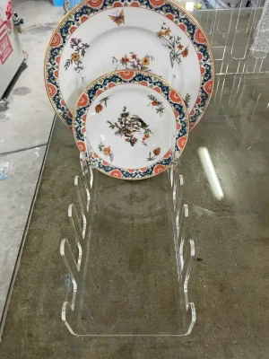 Expositores y soportes personalizado en metacrilato para vajillas