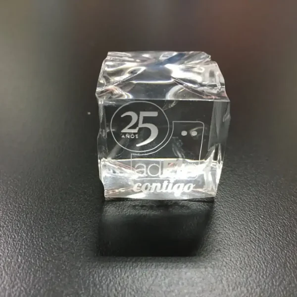 Pieza de metacrilato grabada