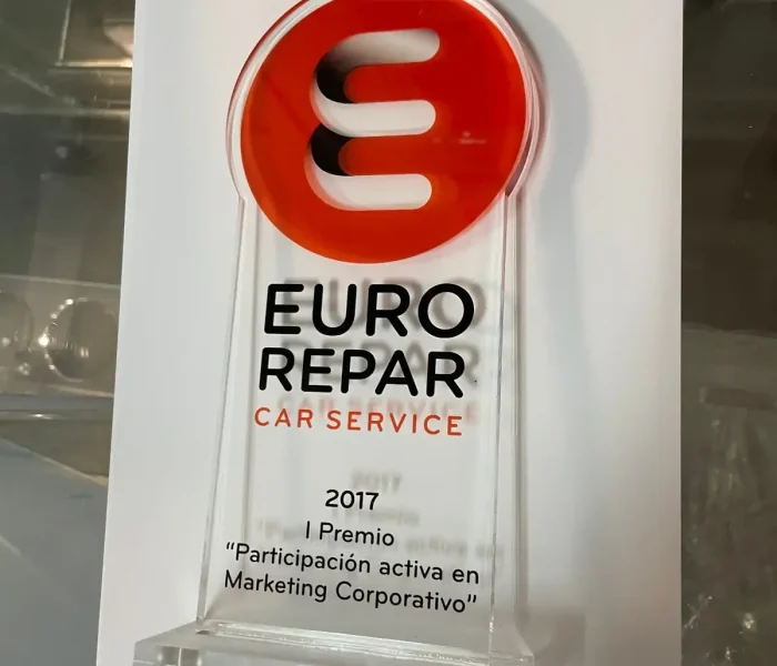 Pieza de metacrilato a medida con grabado preciso y moderno