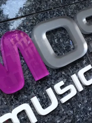 Letras corpóreas en metacrilato de varios colores