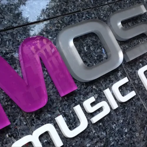 Letras corpóreas en metacrilato de varios colores