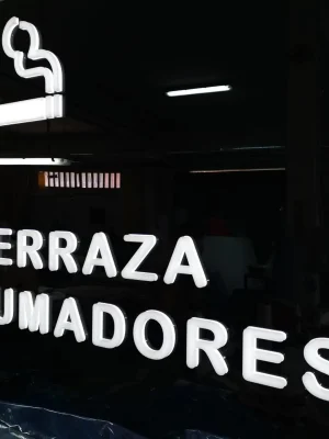 Letras corpóreas en metacrilato con rótulo retroiluminado