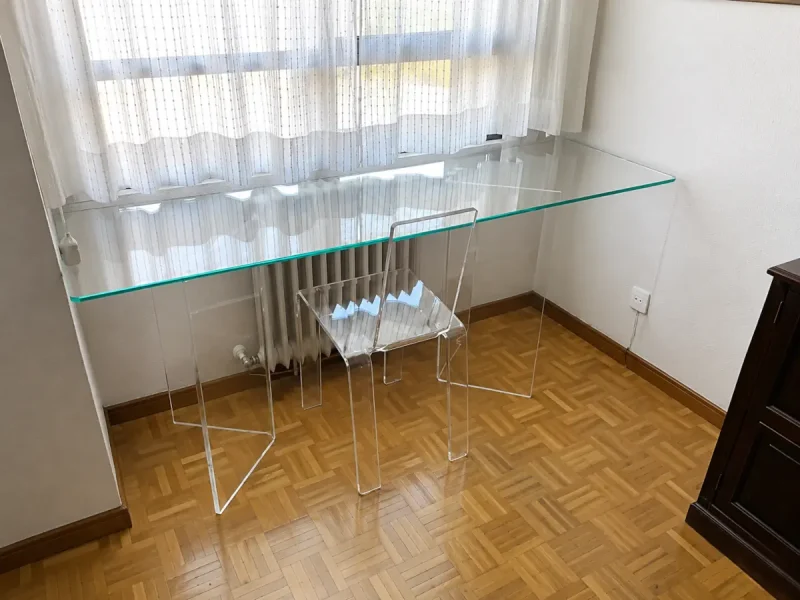 Escritorio y silla de metacrilato transparente