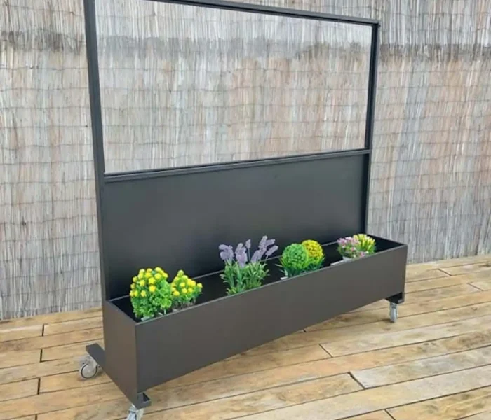 Separadores minimalistas de metacrilato para jardineras