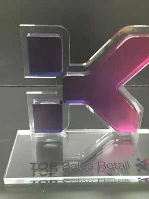 Trofeos y premios personalizados en metacrilato a medida