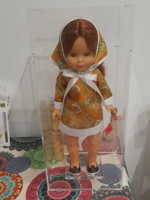 Urna de metacrilato transparente para proteger juguete antiguo