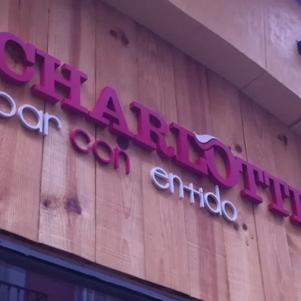 Señalética en vinilo sobre metacrilato