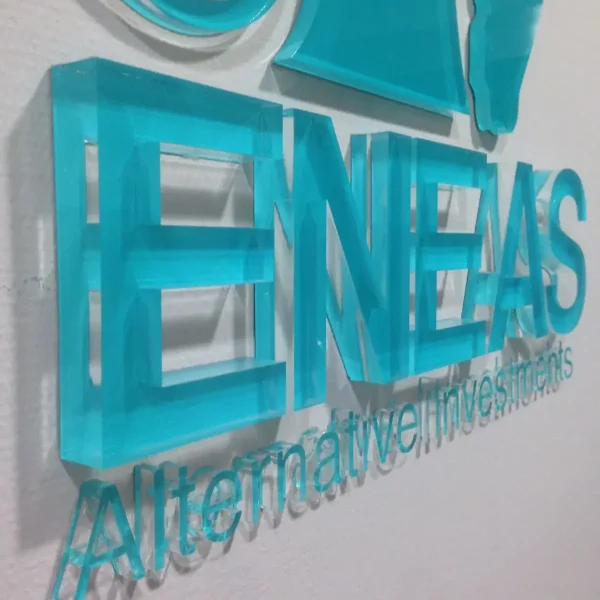 Vinilo corporativo en placa de metacrilato