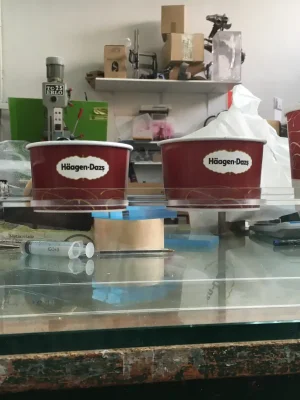 Vitrina a medida de metacrilato para mostradores de tiendas